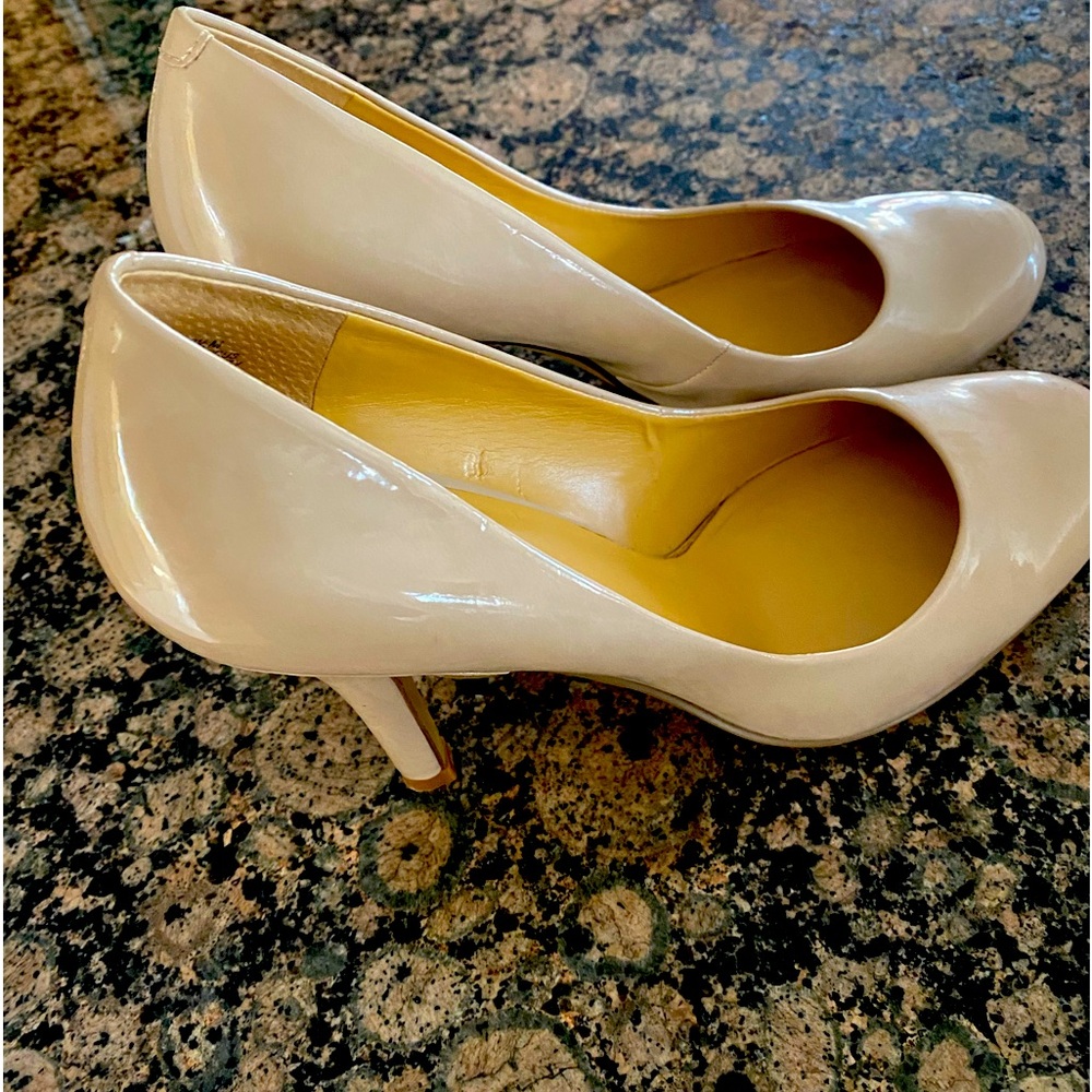 Gorgeous neutral pump like new